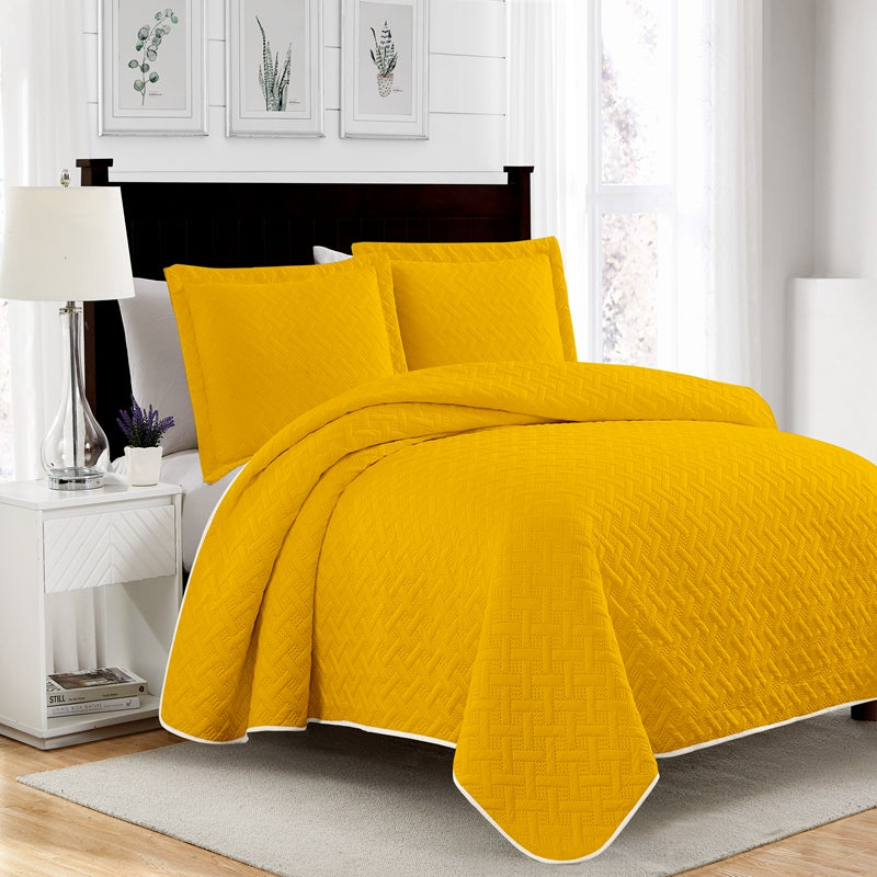 yellow quilt set with 2 pillowcases