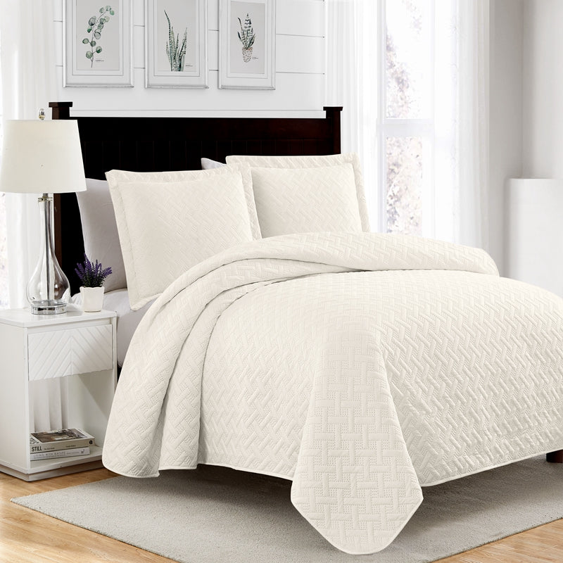 white quilt set with 2 pillowcases